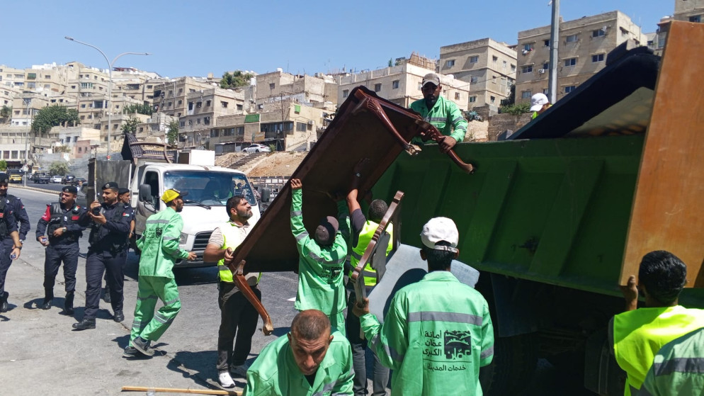 امانة عمان تشن حملة واسعة لاستعادة الارصفة ومنع استغلالها من قبل المركبات