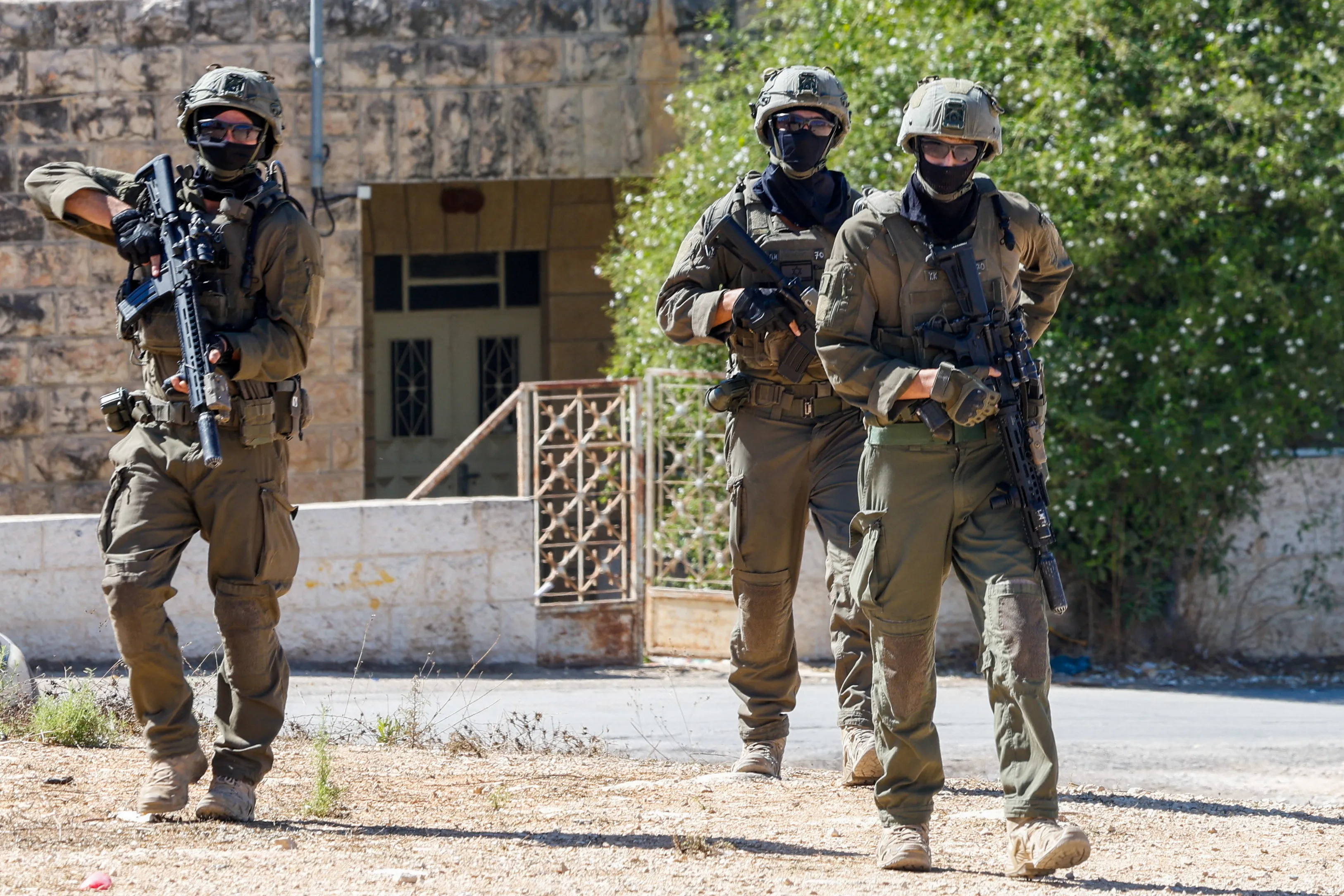 حملات دهم واسعة وعمليات اعتقال تلاحق الفلسطينيين في مدن الضفة الغربية