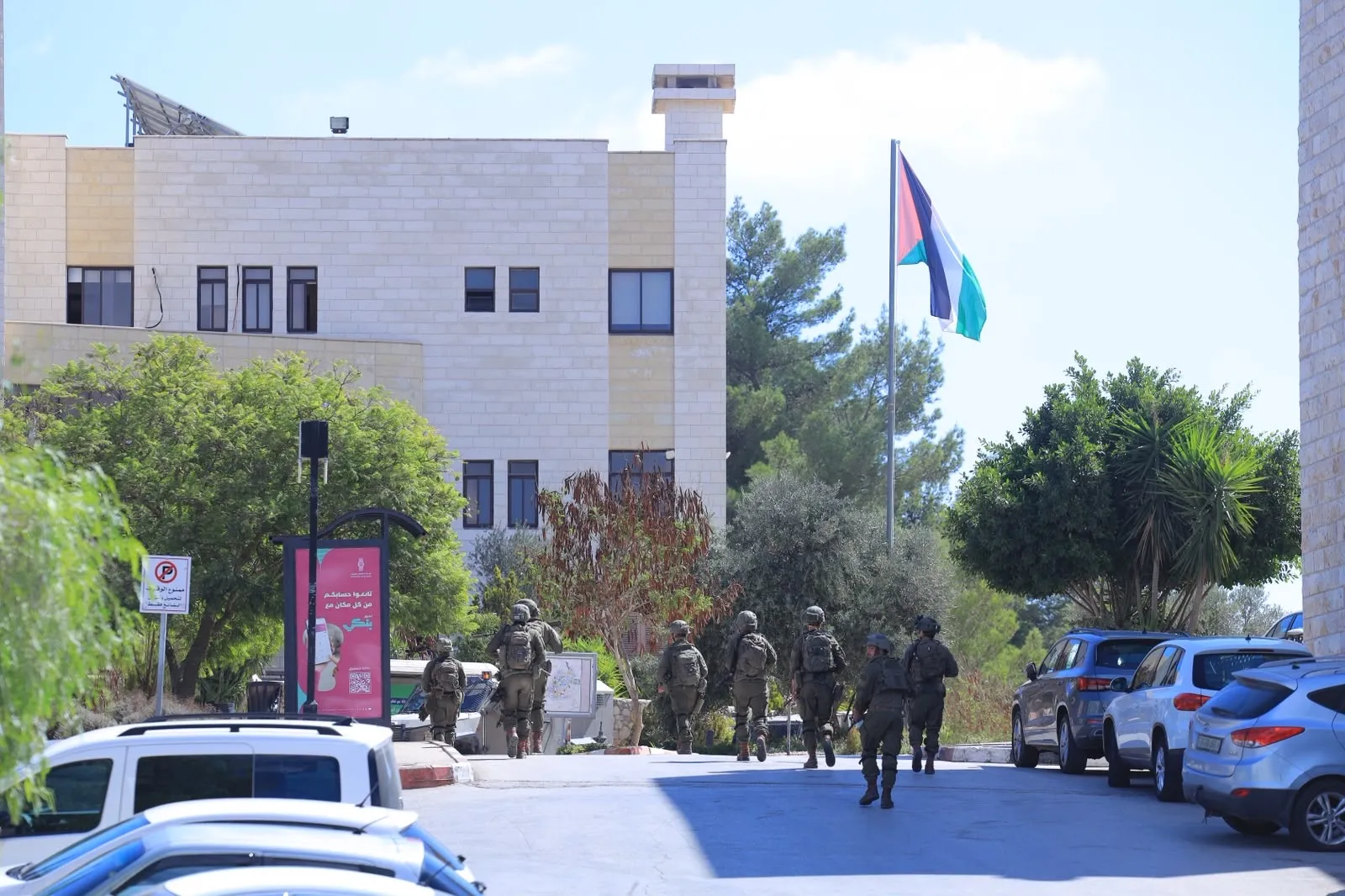استنفار عسكري وتضييق ميداني في الضفة عقب إصابة فلسطينية بالقدس
