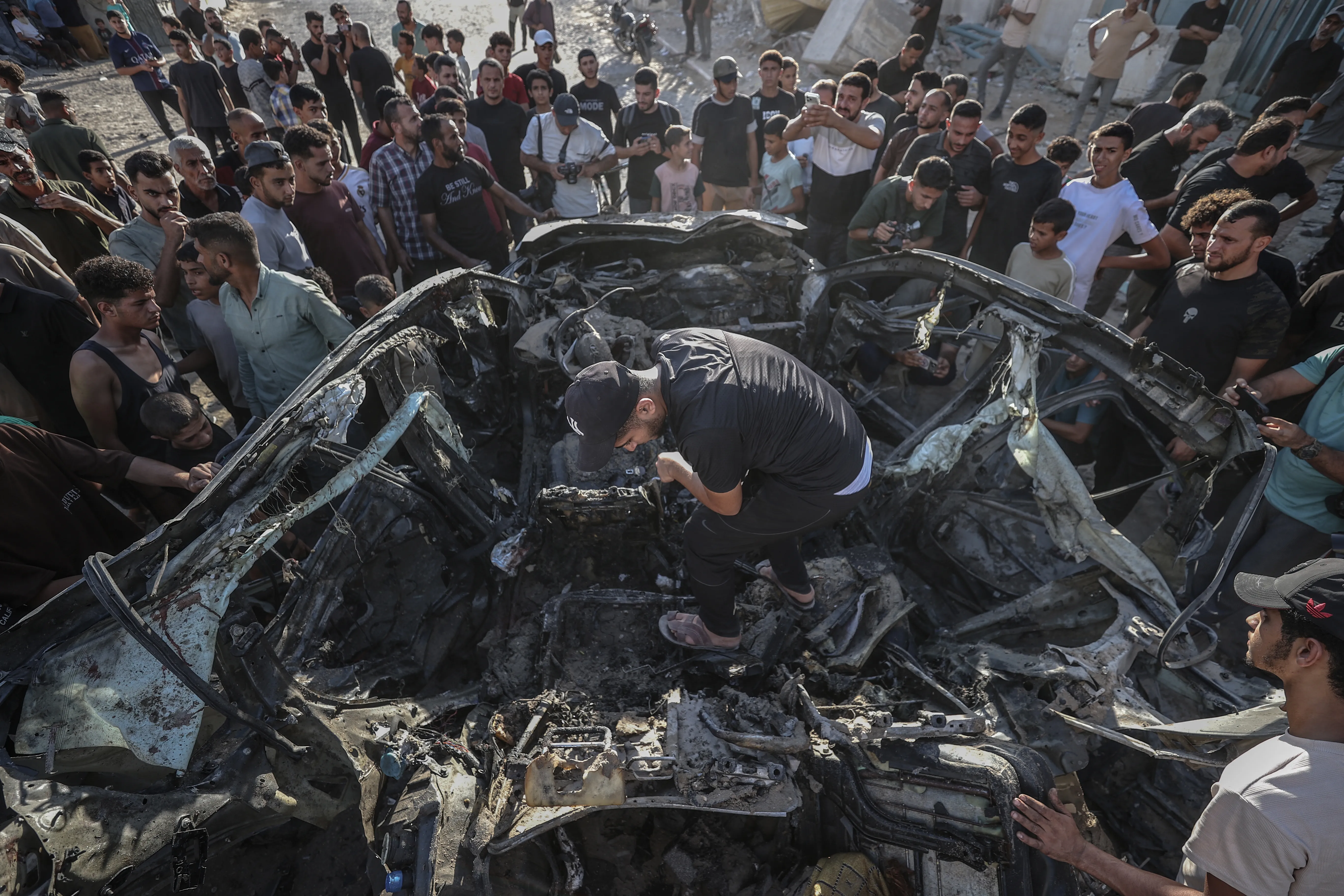 يد تطلب النجاة من قلب الجحيم صورة توثق لحظات الرعب الاخيرة في غزة