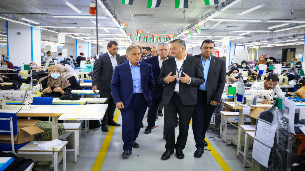 رئيس الوزراء يراهن على الصناعة الوطنية لتعزيز النمو الاقتصادي في المحافظات