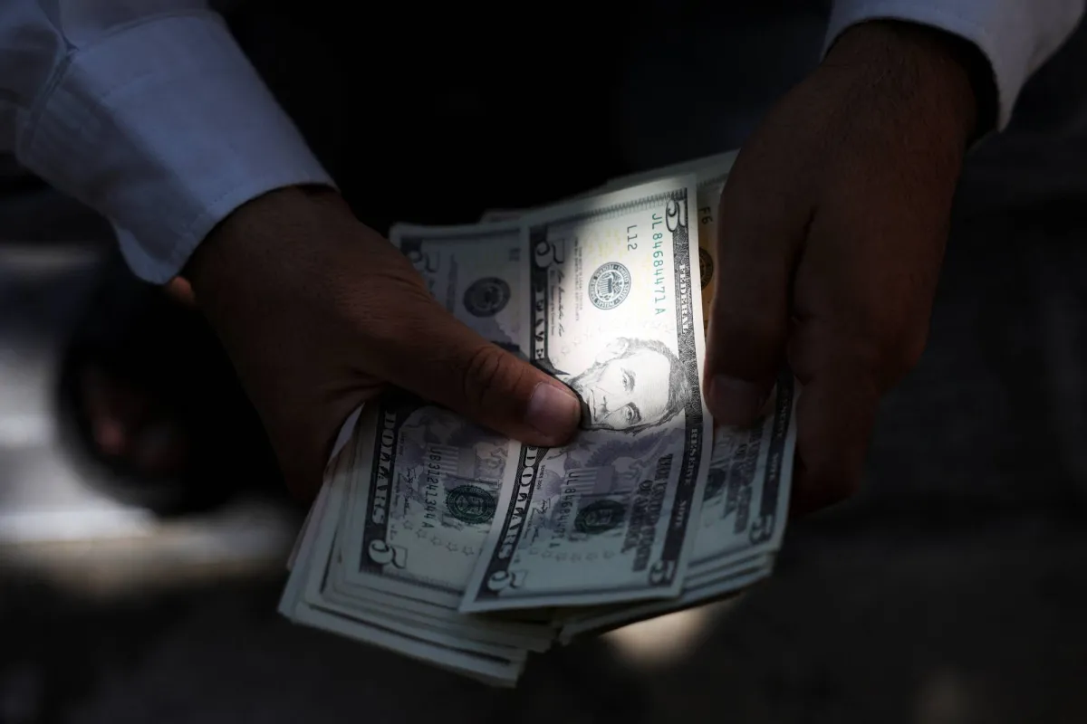 الدولار يحلق قرب قمة شهرين وسط ترقب الاسواق لبيانات الفائدة الامريكية