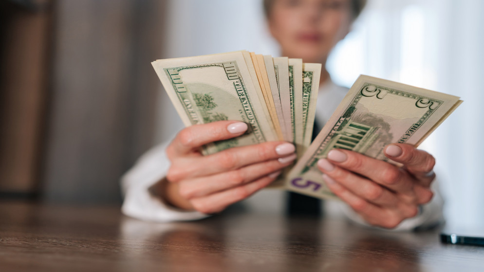 الدولار يحلق قرب ذروة شهرين وسط ترقب حذر لبيانات التضخم الامريكية