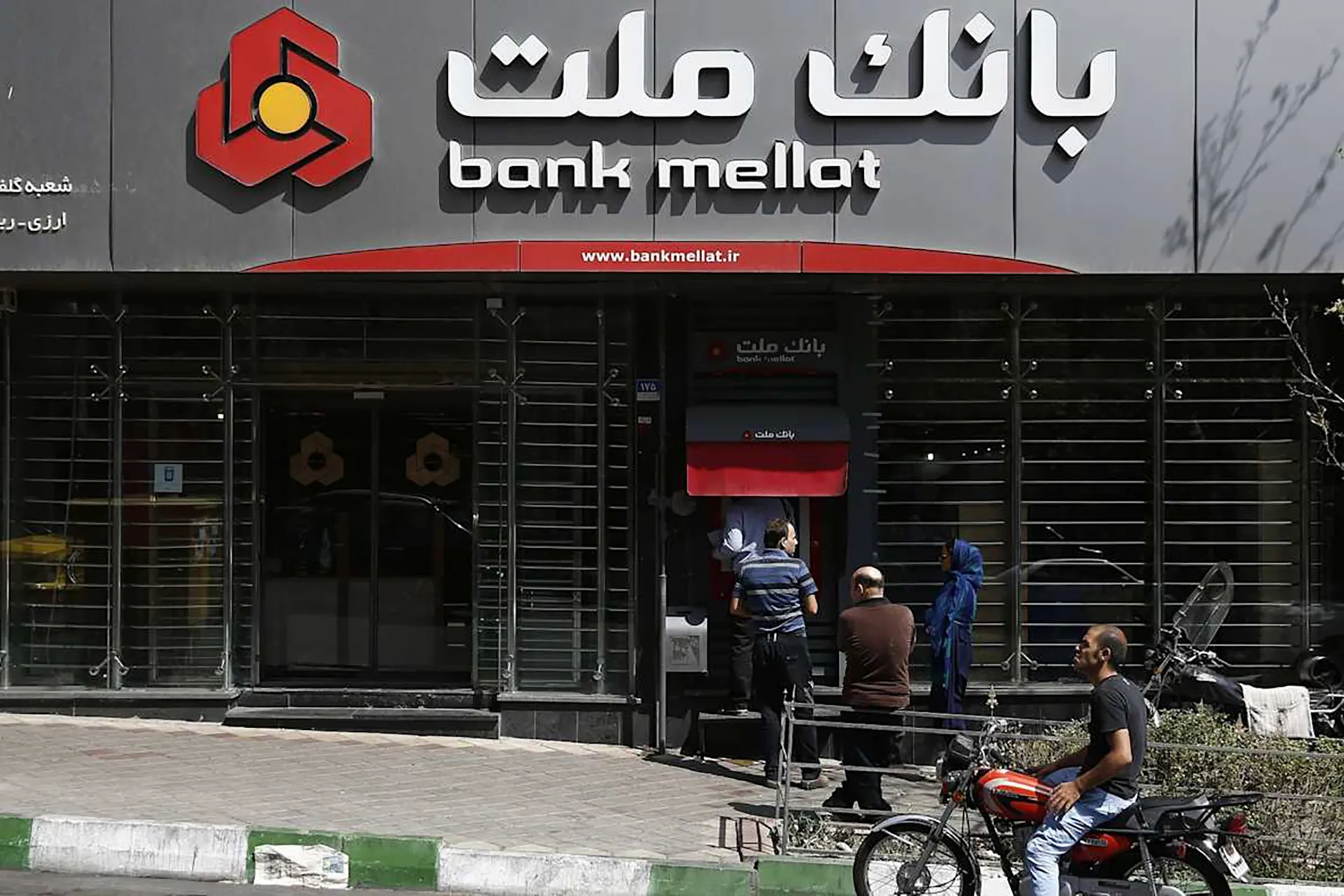 حصار مالي خانق.. كيف تضيق واشنطن الخناق على شرايين ايران الاقتصادية