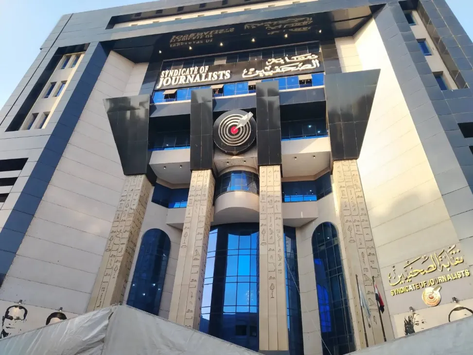 ملاحقات امنية في مصر وسط تصاعد الجدل حول مصير صحفيي منصة متصدقش