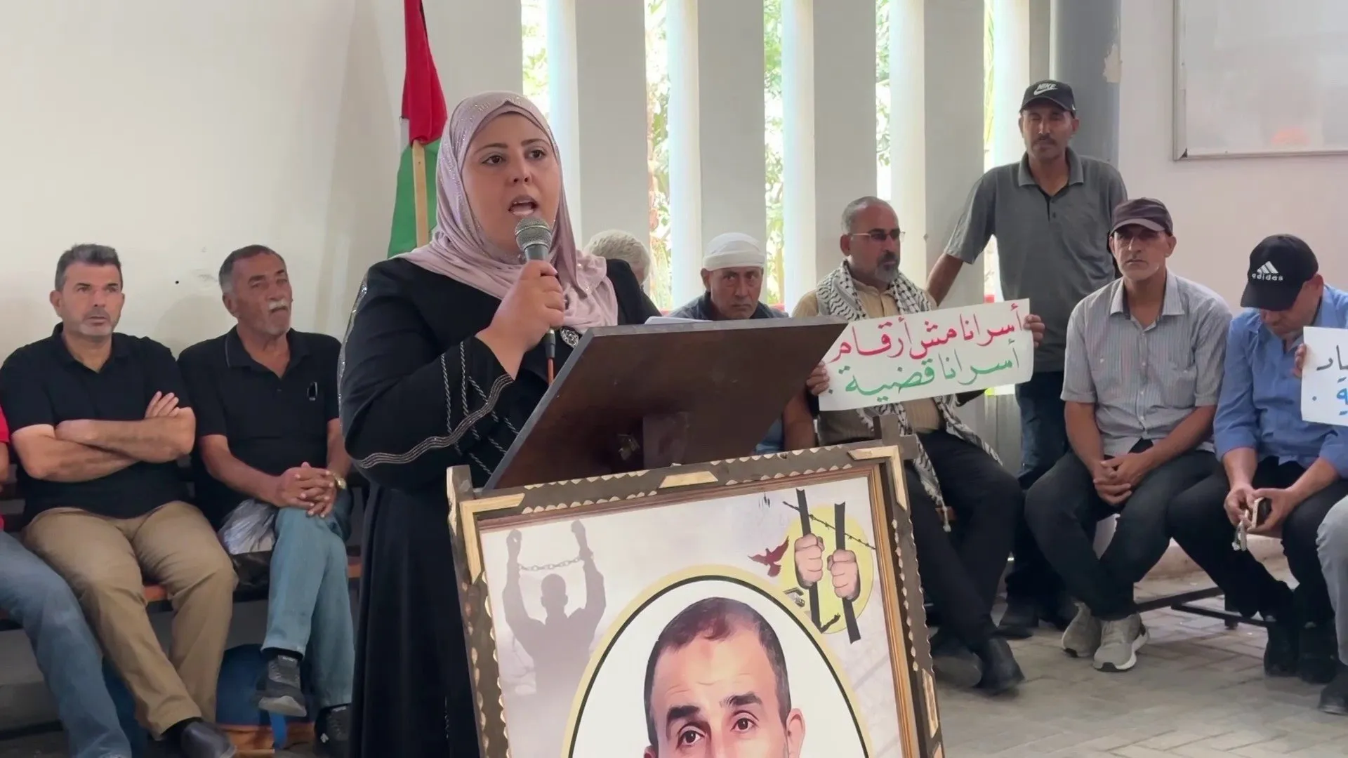 صرخات متجددة امام الصليب الاحمر لإنهاء مأساة الاسرى الفلسطينيين في سجون الاحتلال