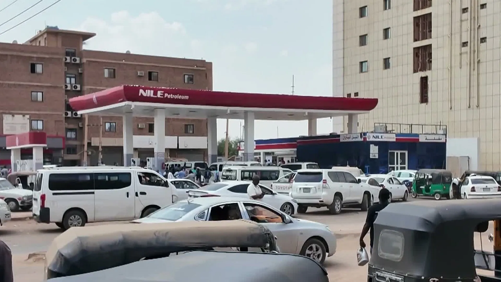 ازمة الوقود في الخرطوم تتفاقم وتخنق حركة التنقل