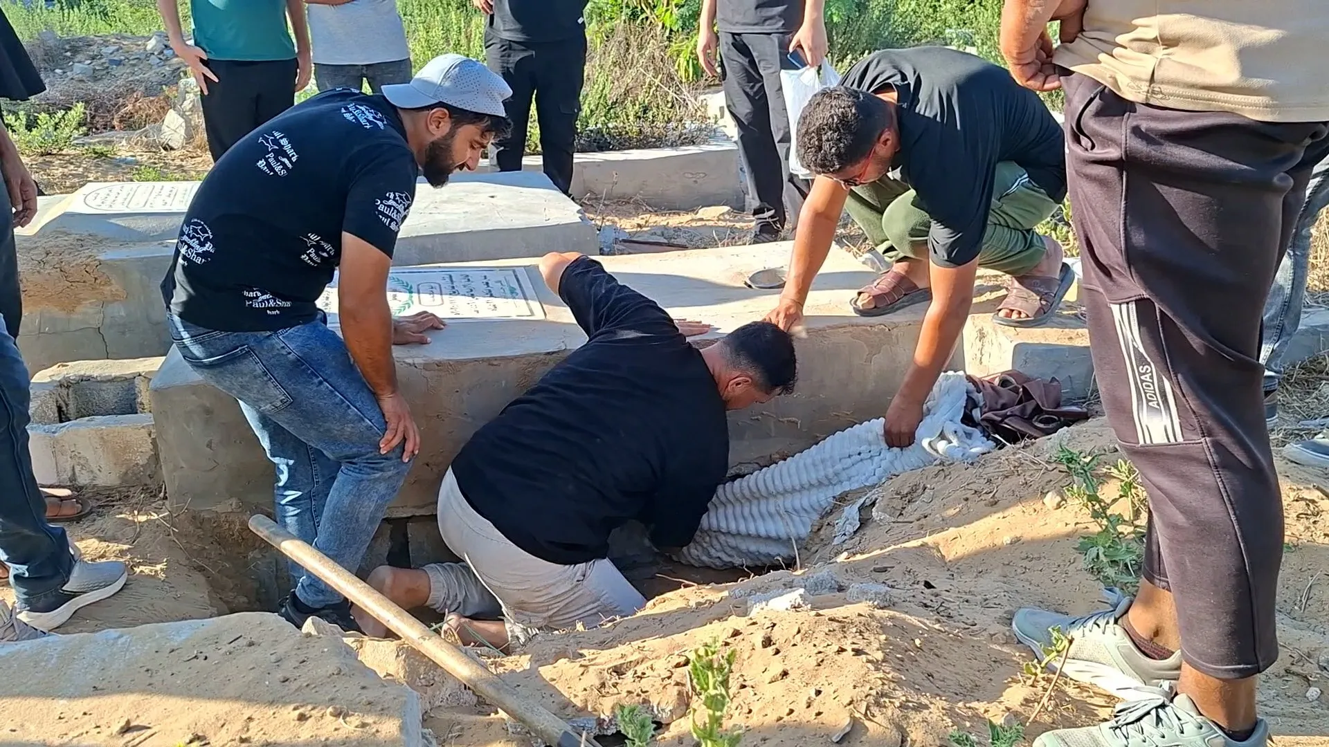 حكاية من تحت الركام: حين يواجه منقذو غزة الموت لاستعادة الحياة