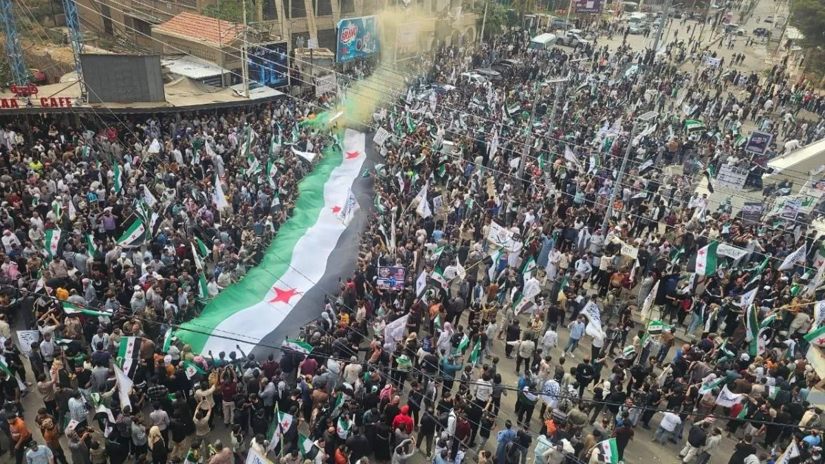 طوفان العلم السوري يغمر الحسكة ومطالب شعبية بإنهاء ازدواجية السلطة