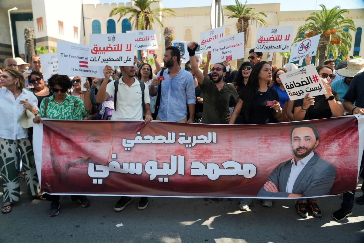 خلف القضبان وفي المنافي.. تضييق خانق يلاحق حرية الصحافة في تونس