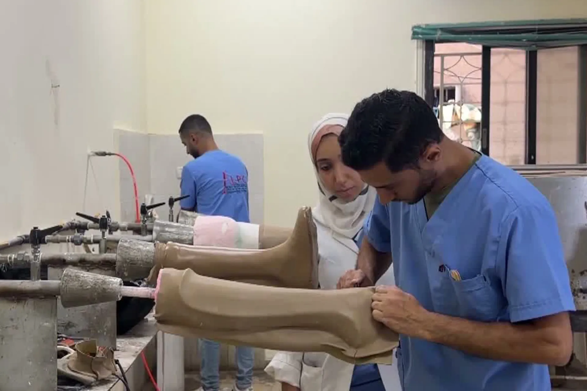 جحيم صامت يلاحق مبتوري الاطراف في غزة وسط حصار خانق