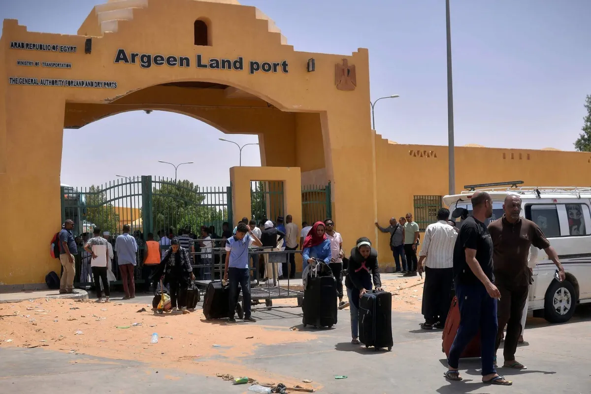 مخاوف امنية تدفع سائقي النقل المصريين لتعليق رحلاتهم نحو السودان