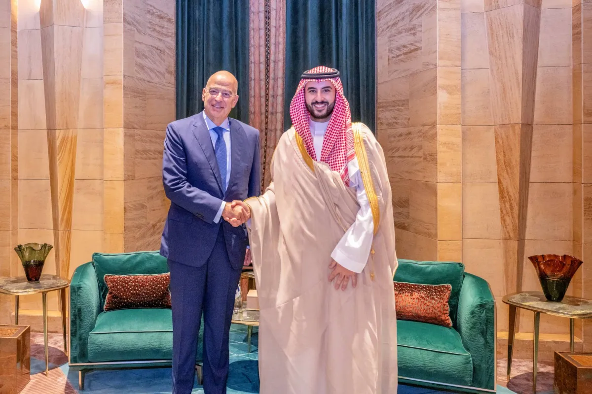 تحرك سعودي يوناني رفيع لمواجهة تهديدات الملاحة البحرية