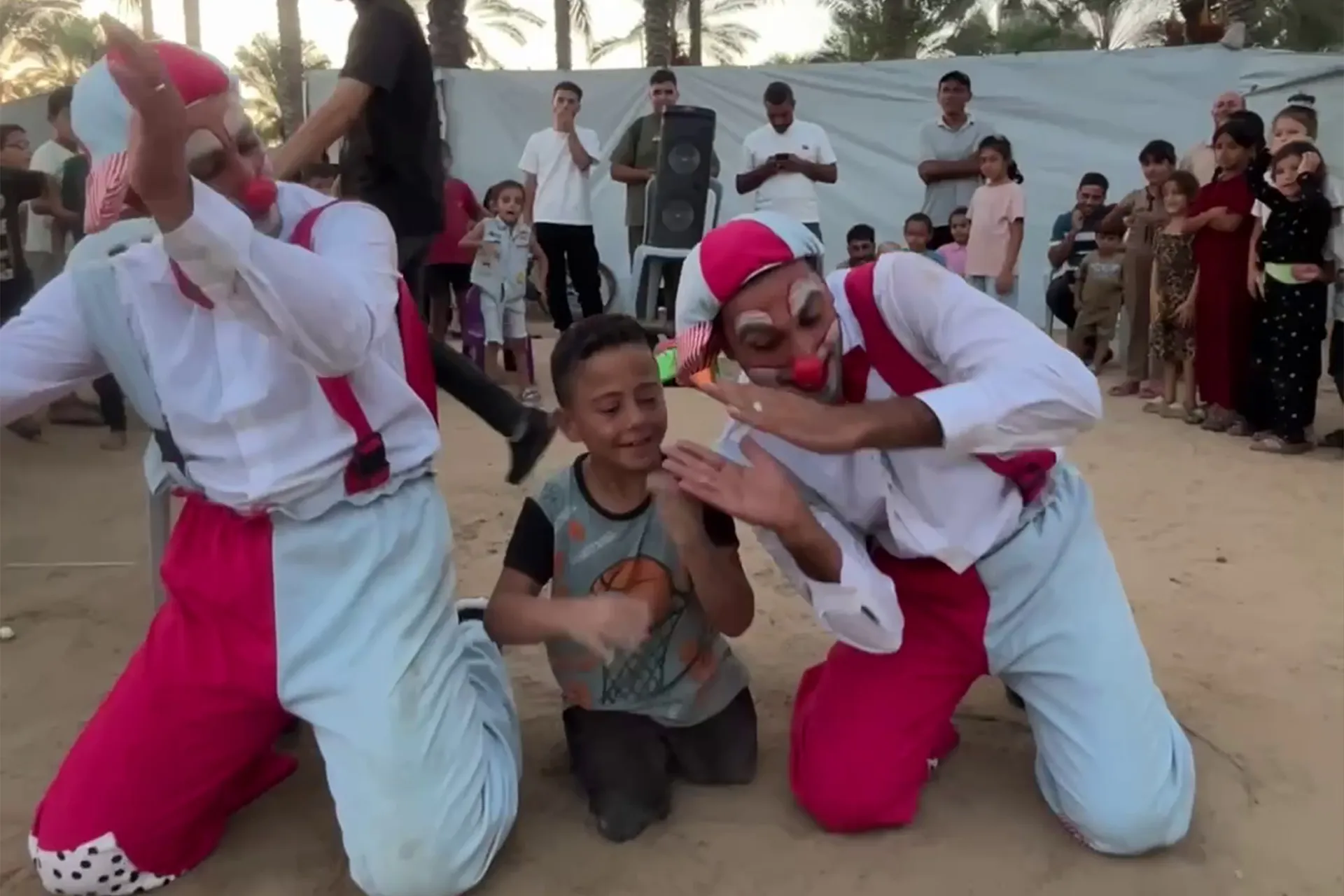 سيرك غزة يتحدى الدمار ويصنع البسمة بين خيام النازحين