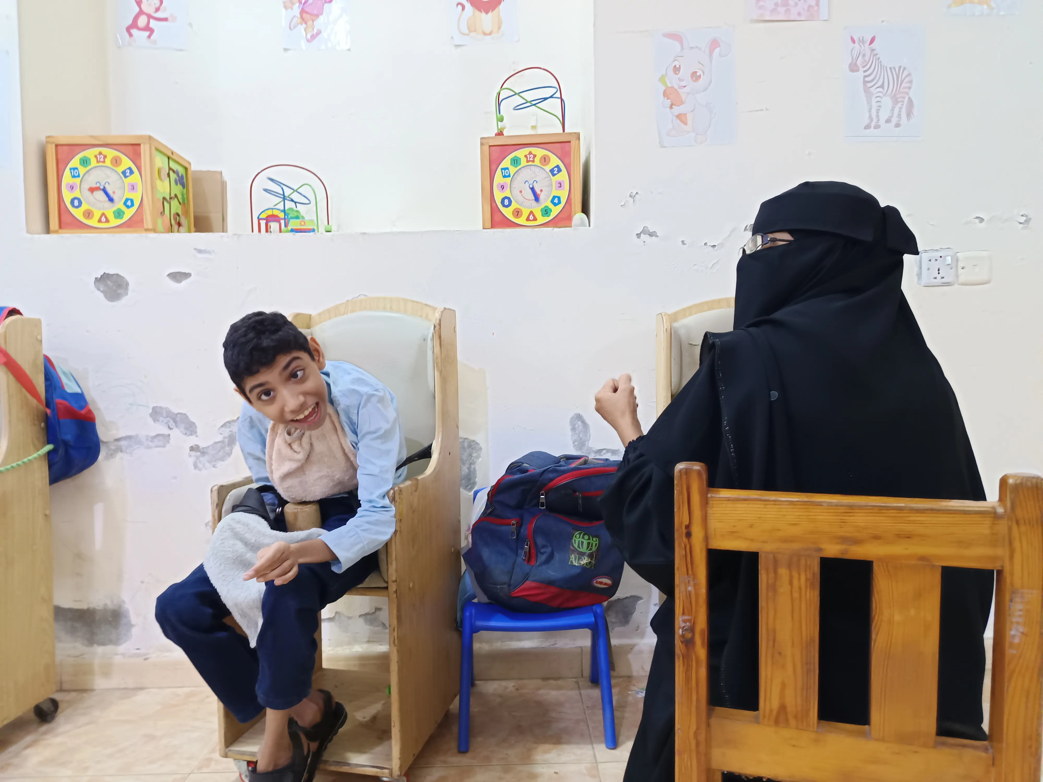 تحديات قاسية تلاحق اطفال الشلل الدماغي في عدن مع تراجع الدعم