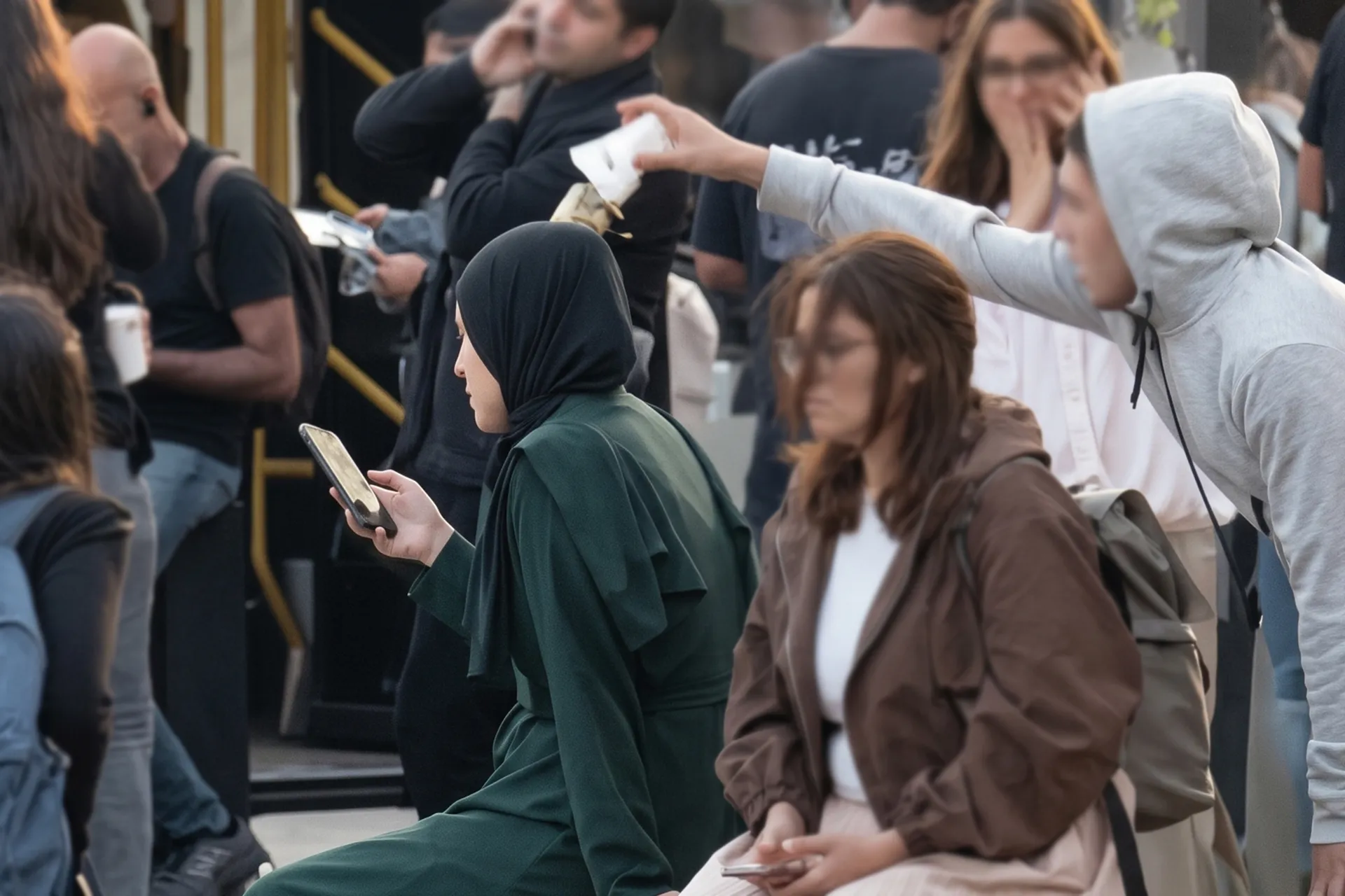 عنصرية مستوطن في القدس تستهدف طالبات فلسطينيات وسط تباهي عائلي بالواقعة