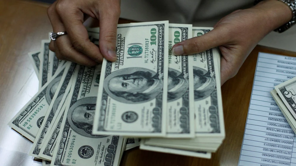 تراجع الدولار الاميركي وسط ضغوط عوائد السندات وتحركات العملات العالمية