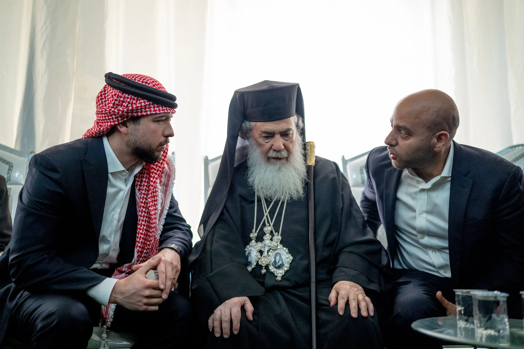 ولي العهد يؤكد ان استهداف دور العبادة عمل جبان لا ينال من وحدة الاردنيين