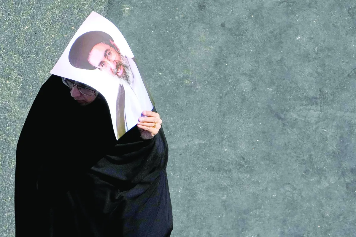 غموض يحيط بلقاءات مجتبى خامنئي وادارة السلطة في ايران من خلف الستار