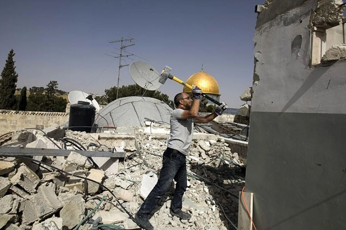مأساة في القدس: الاحتلال يجبر عائلة مقدسية على تدمير منزلها بيدها