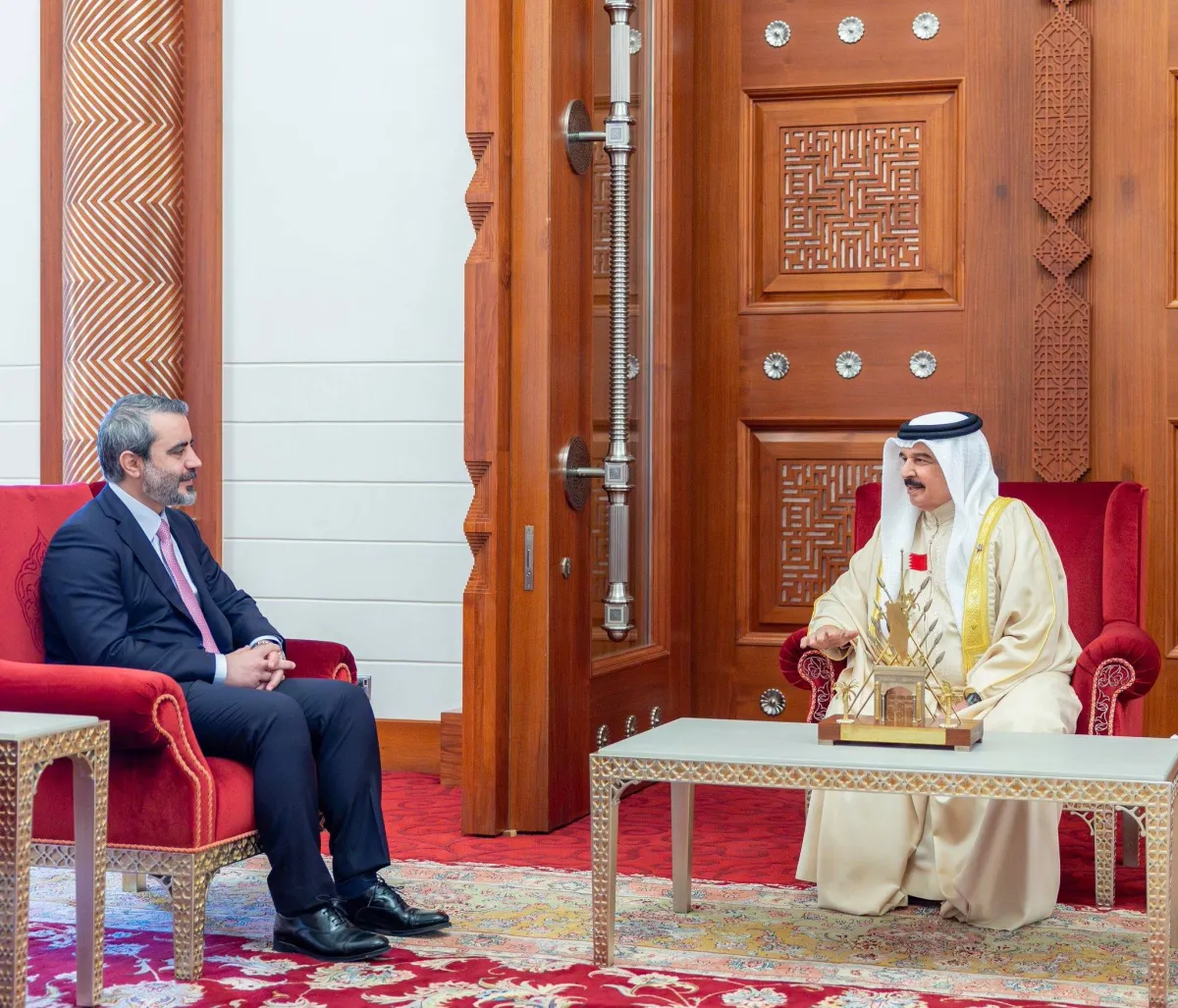 الملك حمد يبحث مع وزير خارجية سوريا ملفات الاستقرار الإقليمي وتطوير العلاقات الثنائية