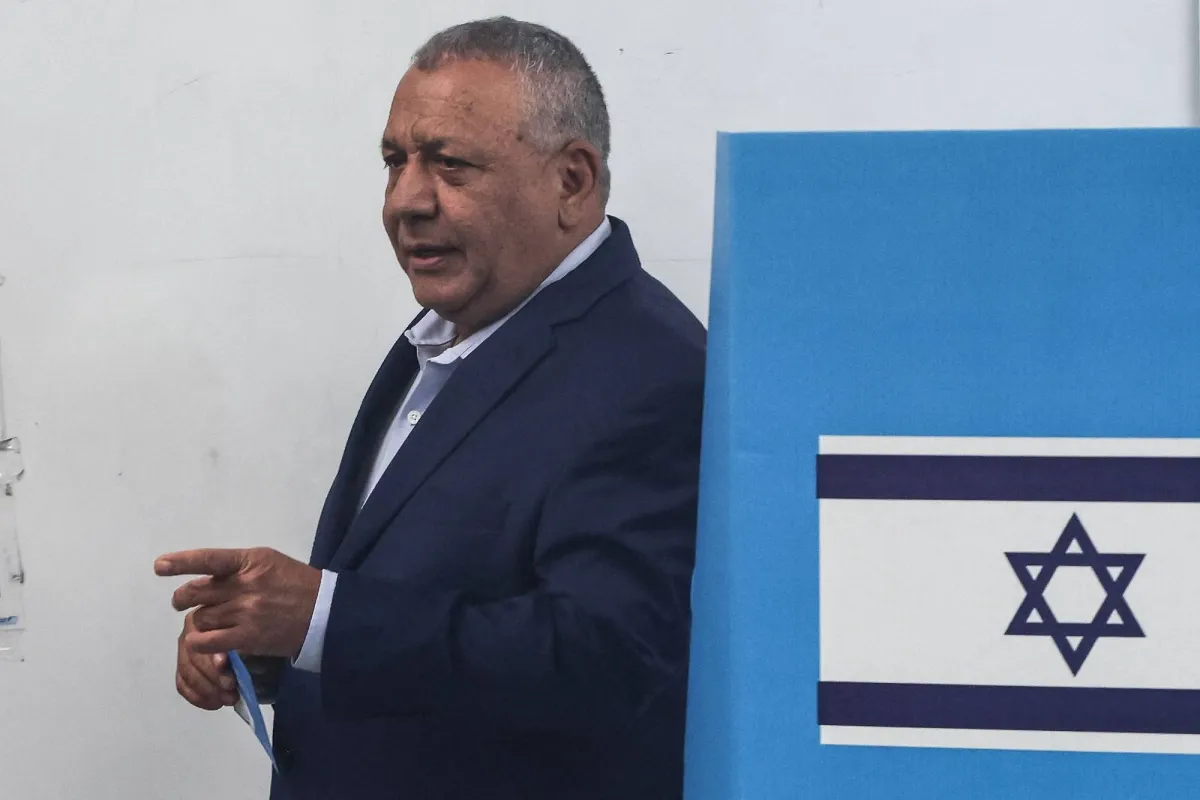 دعوة حاسمة من ايزنكوت للاطاحة بالحكومة في يوم الاقتراع