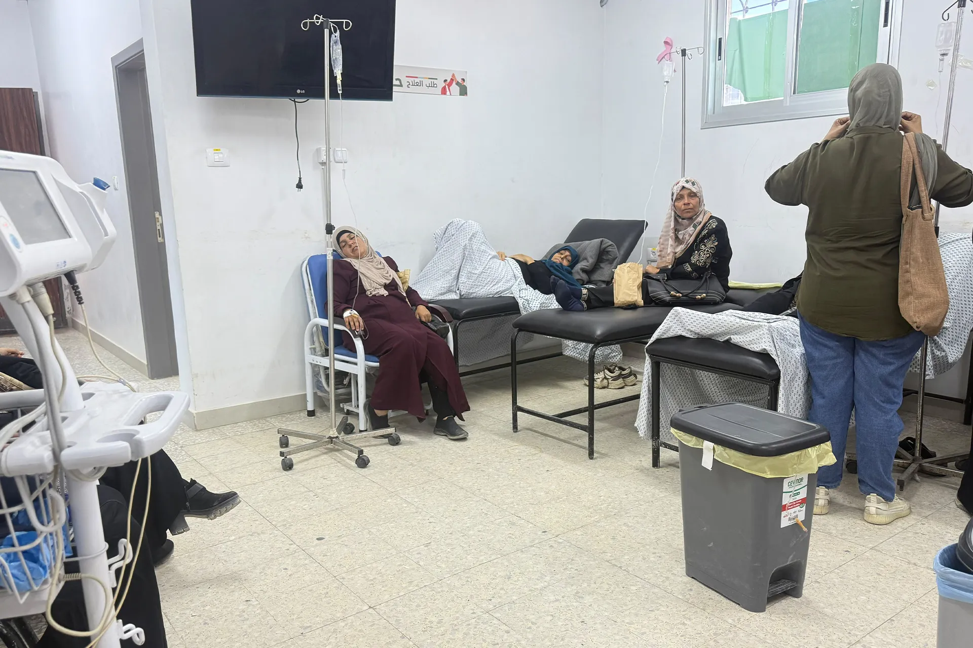رحلة محفوفة بالمخاطر لنساء غزة في مواجهة سرطان الثدي وتحديات العلاج