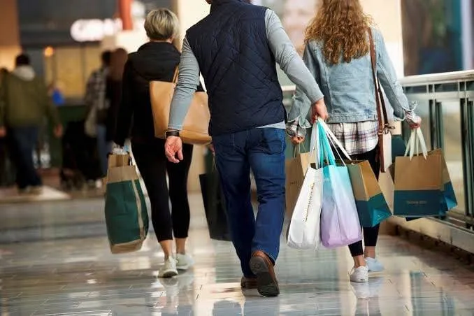 تفاؤل المستهلكين الامريكيين يرتفع في اكتوبر بفضل انخفاض اسعار الوقود