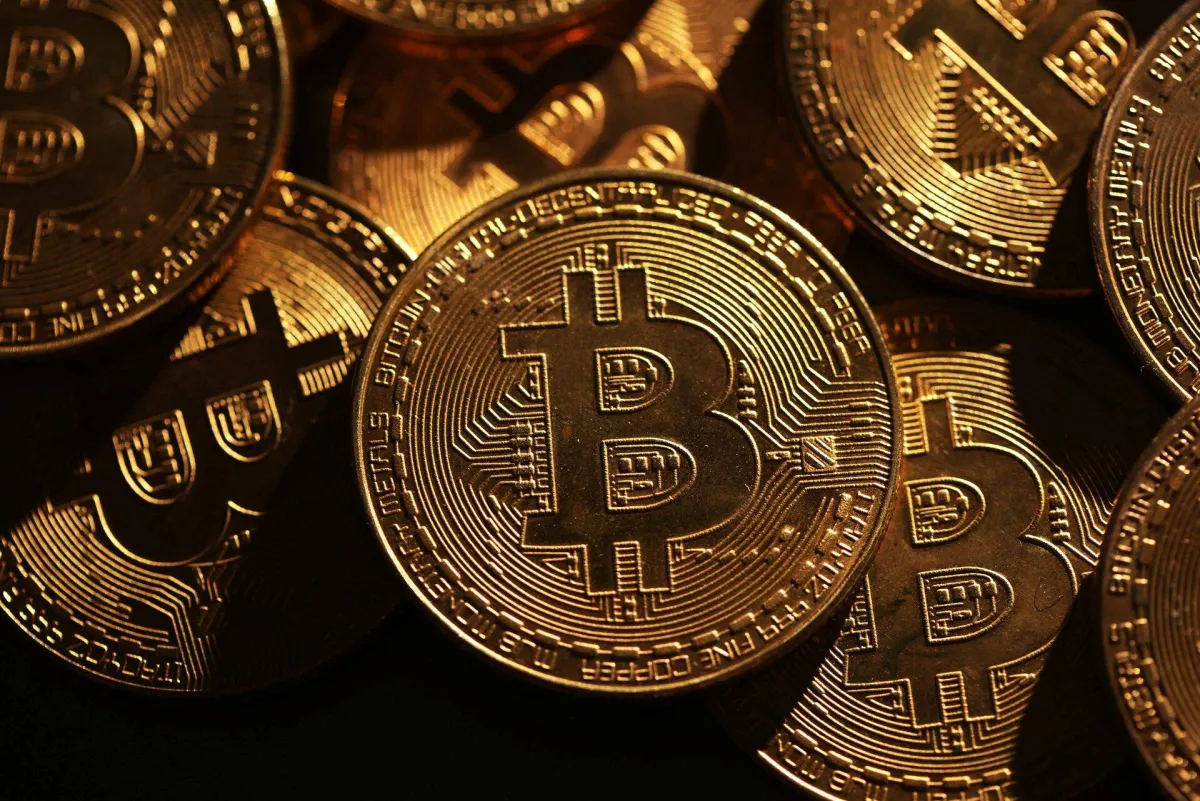 زلزال في سوق الكريبتو مع هبوط بتكوين دون حاجز 77 الف دولار